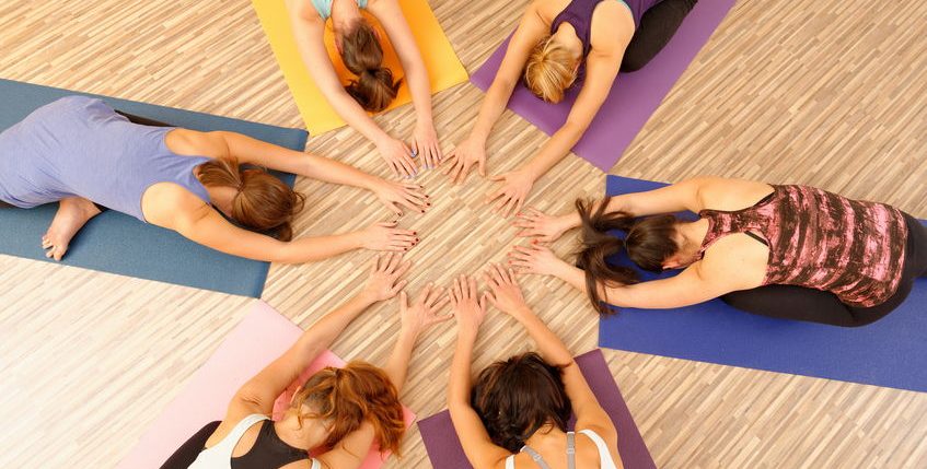 clase de yoga con mujeres formando un círculo