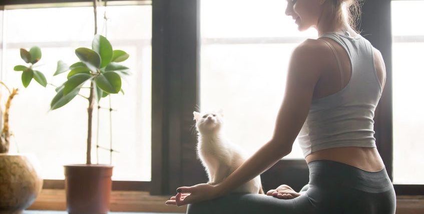 mujer practicando yoga en casa